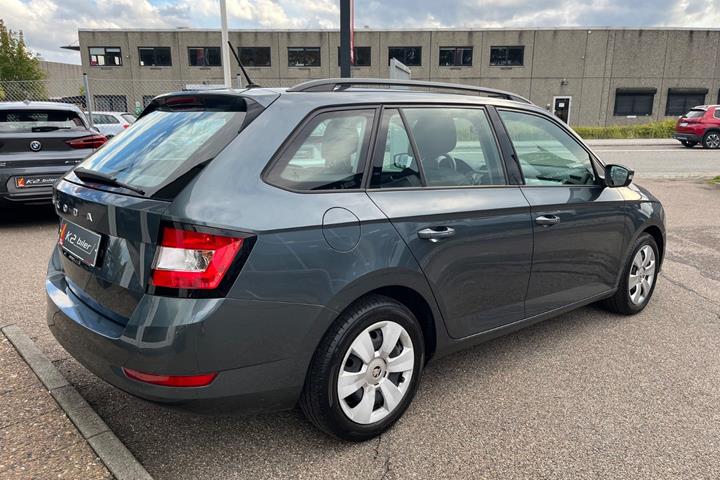 Grå Skoda Fabia fra 2021