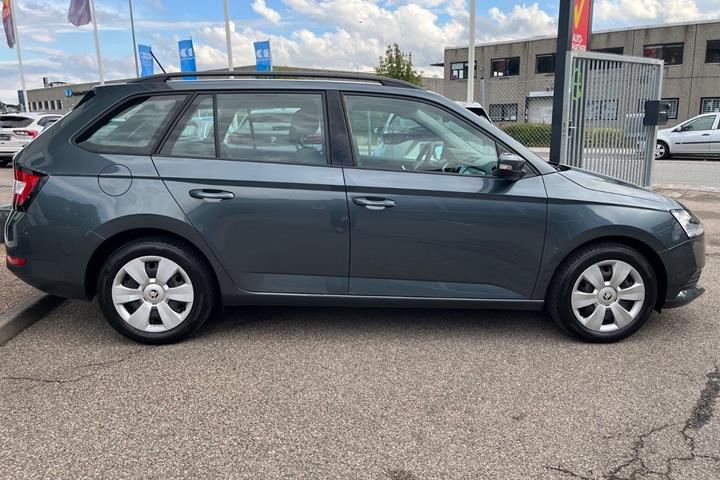 Grå Skoda Fabia fra 2021