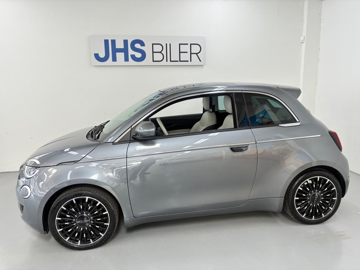 Grå Fiat 500e fra 2023