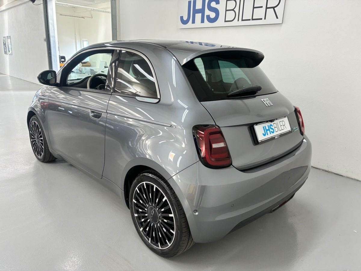 Grå Fiat 500e fra 2023