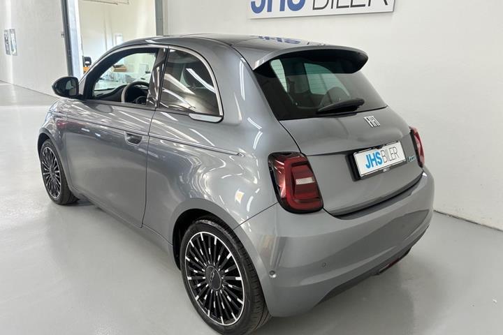 Grå Fiat 500e fra 2023