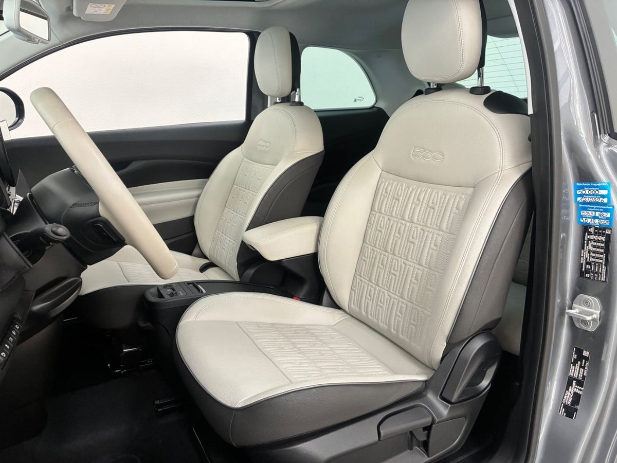 Grå Fiat 500e fra 2023