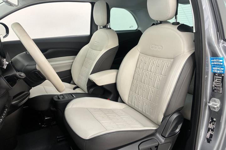 Grå Fiat 500e fra 2023