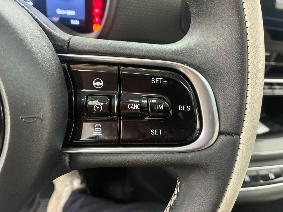 Grå Fiat 500e fra 2023
