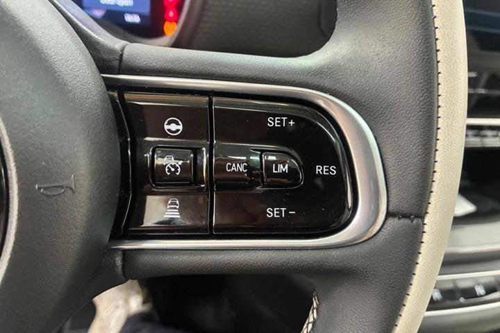 Grå Fiat 500e fra 2023