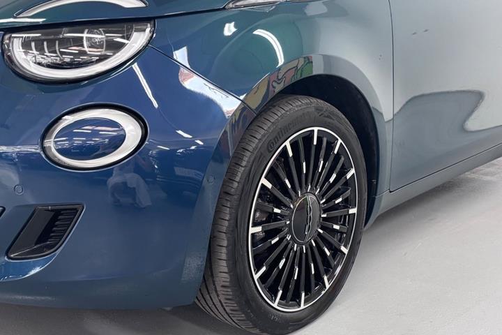 Grøn Fiat 500e fra 2024