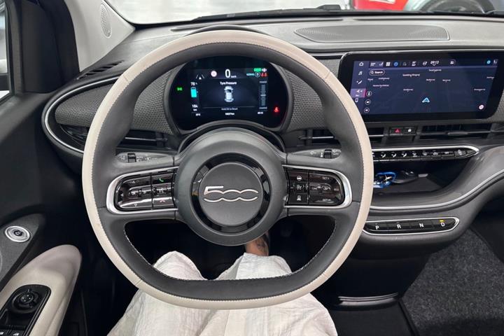 Grøn Fiat 500e fra 2024