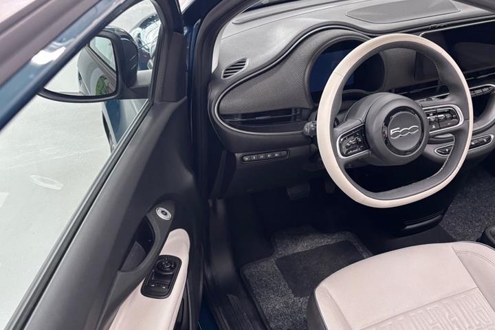 Grøn Fiat 500e fra 2024