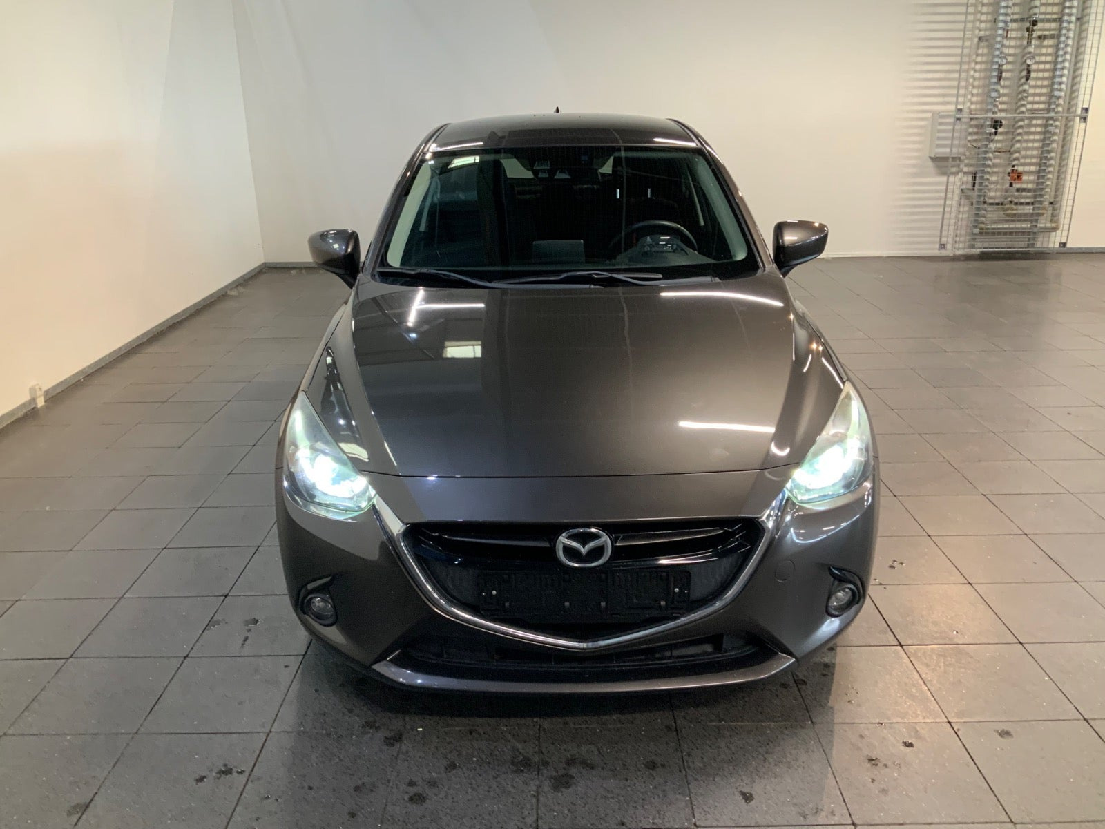 Grå Mazda 2 fra 2015