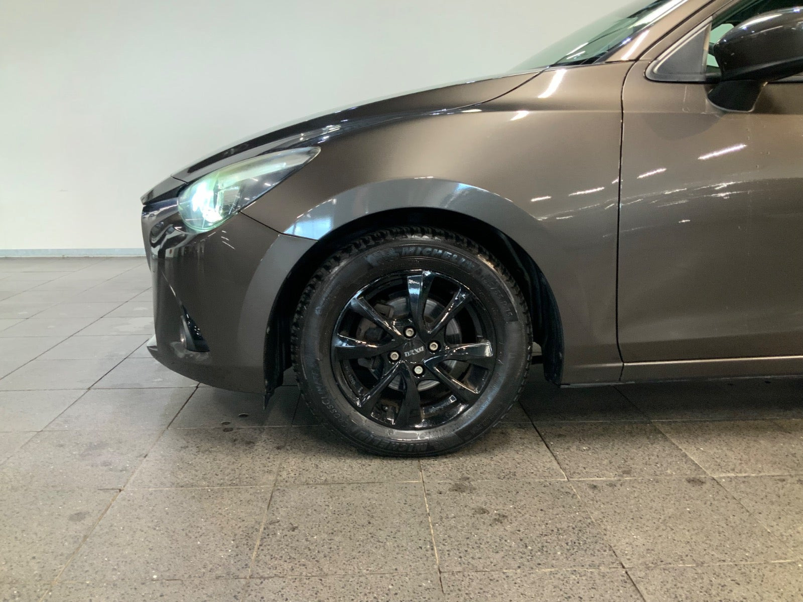 Grå Mazda 2 fra 2015