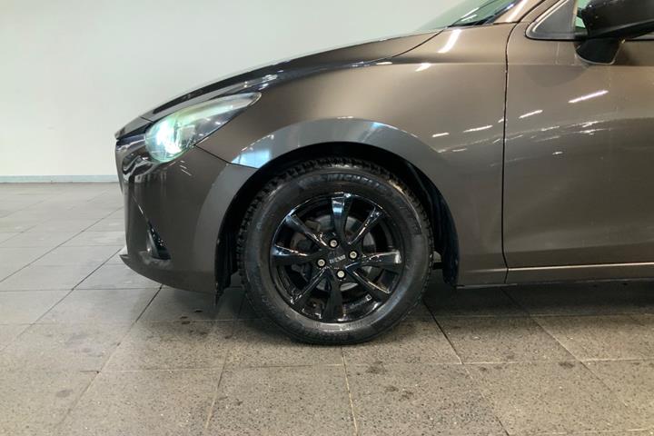 Grå Mazda 2 fra 2015