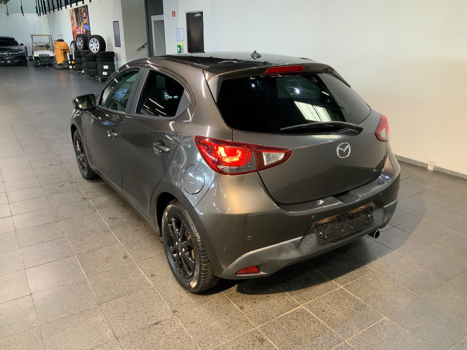 Grå Mazda 2 fra 2015