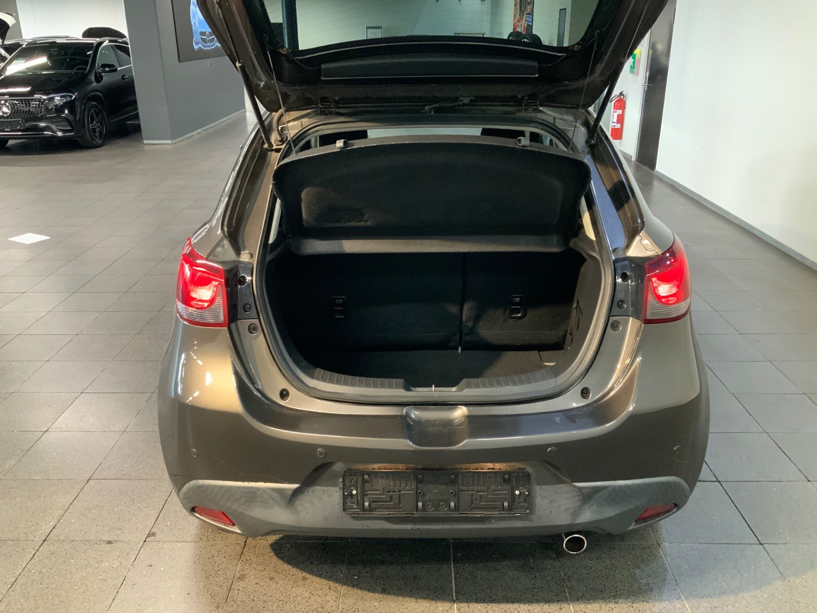 Grå Mazda 2 fra 2015