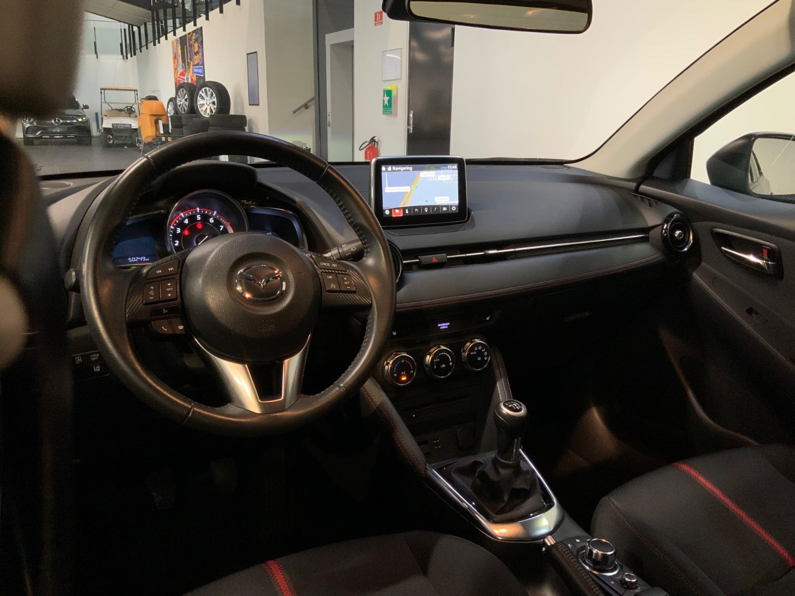 Grå Mazda 2 fra 2015