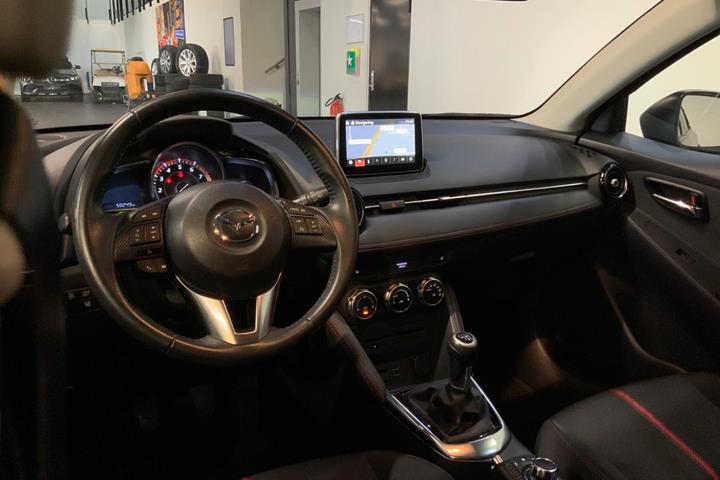 Grå Mazda 2 fra 2015