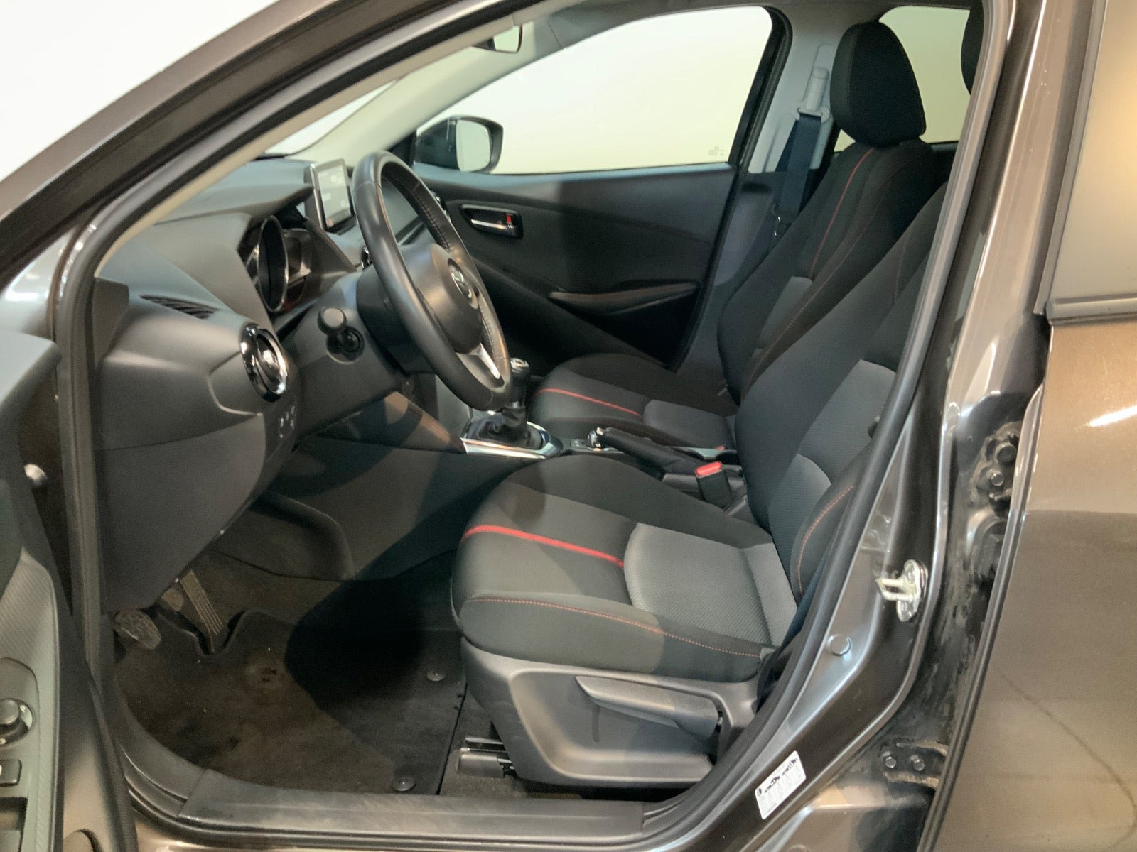 Grå Mazda 2 fra 2015