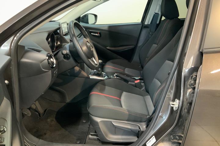 Grå Mazda 2 fra 2015