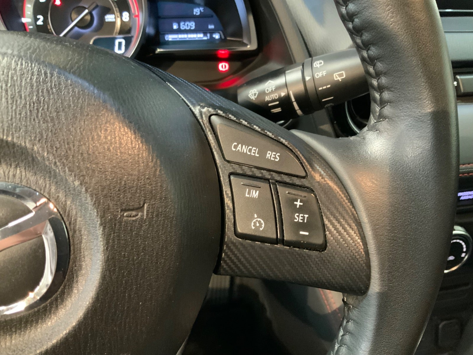Grå Mazda 2 fra 2015