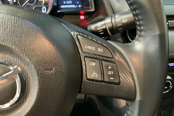 Grå Mazda 2 fra 2015