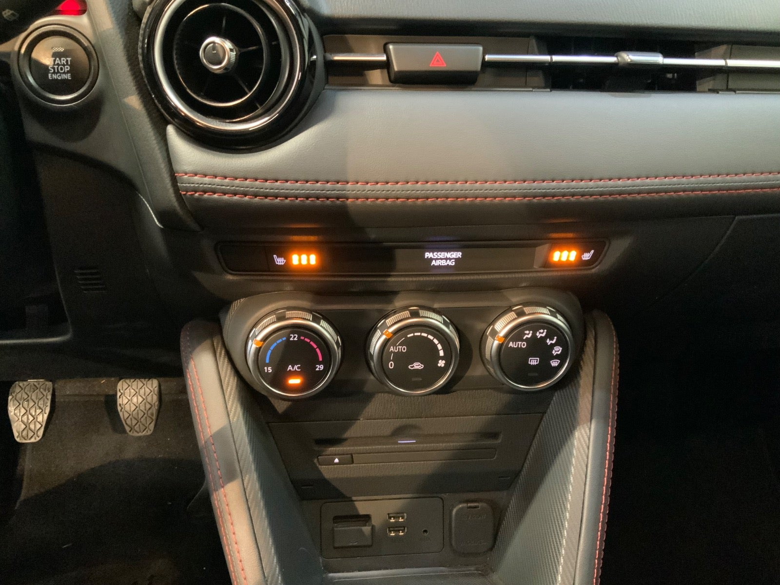 Grå Mazda 2 fra 2015