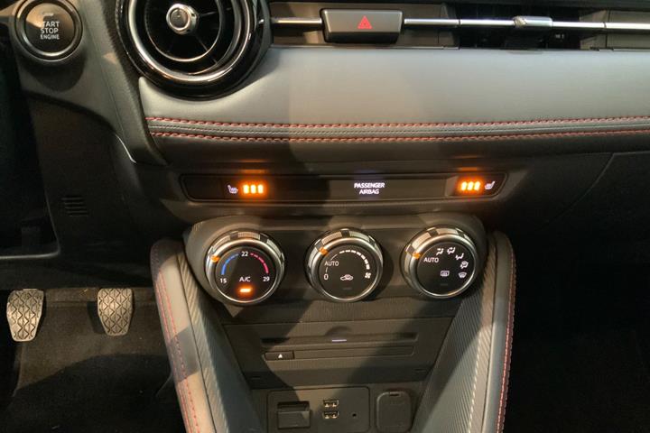 Grå Mazda 2 fra 2015