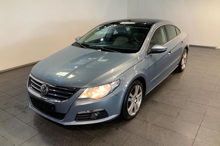 Blå VW Passat CC fra 2008 set udefra