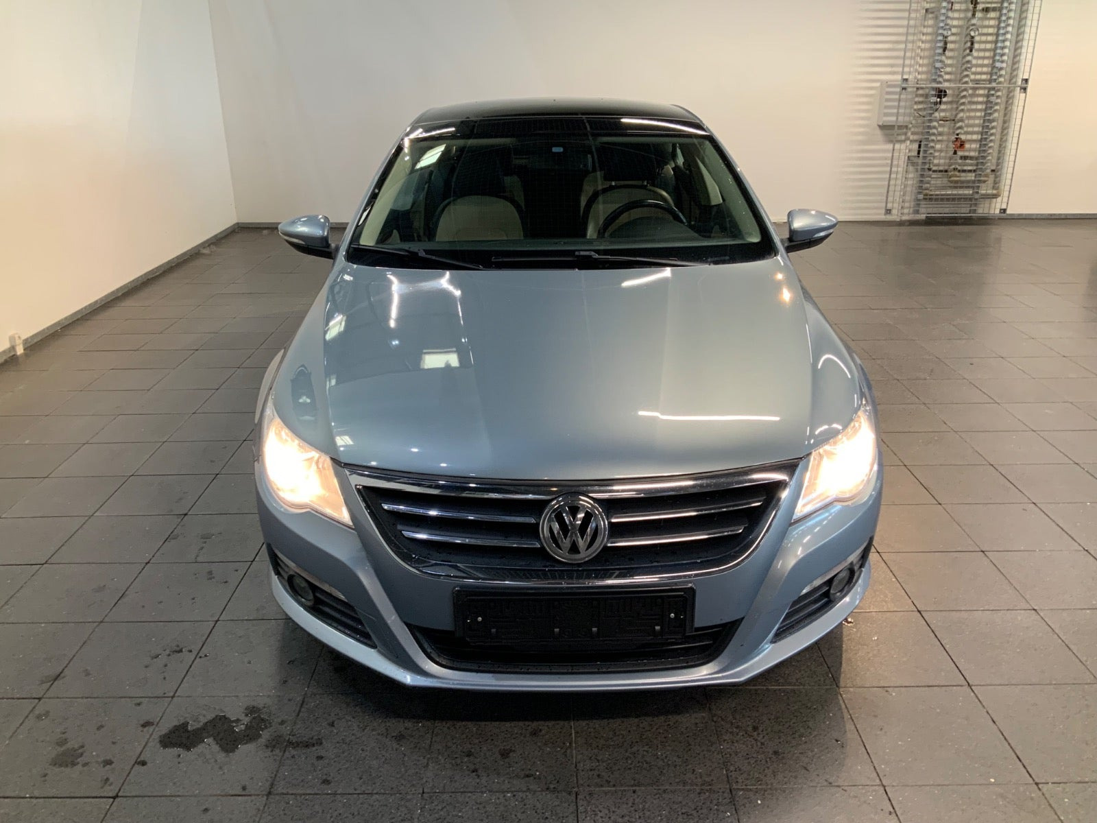 Blå VW Passat CC fra 2008 set udefra