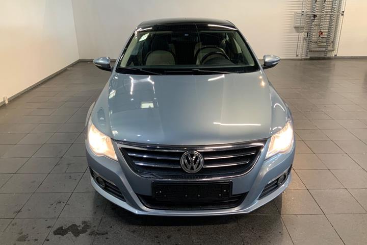 Blå VW Passat CC fra 2008 set udefra