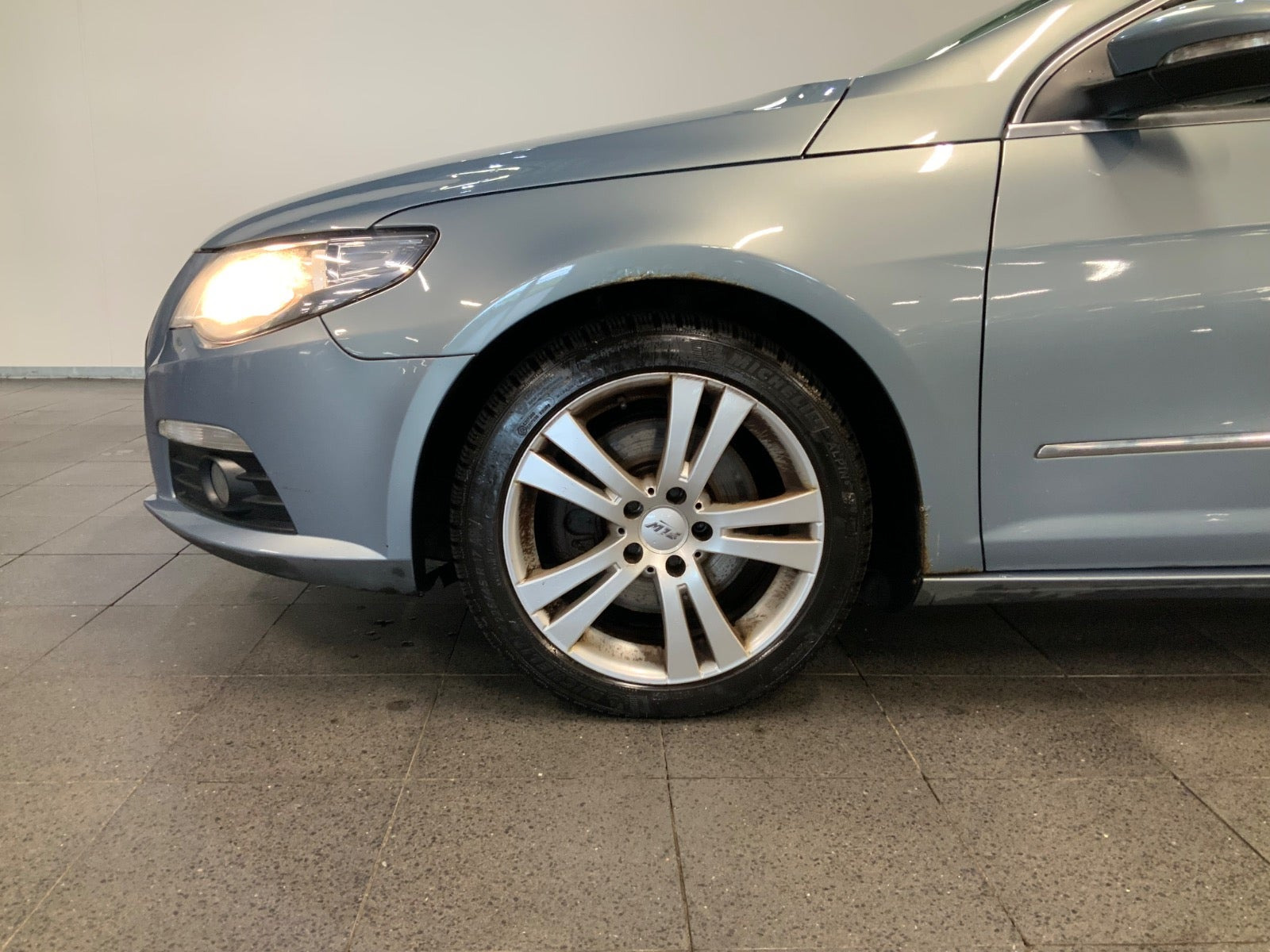 Blå VW Passat CC fra 2008 set udefra