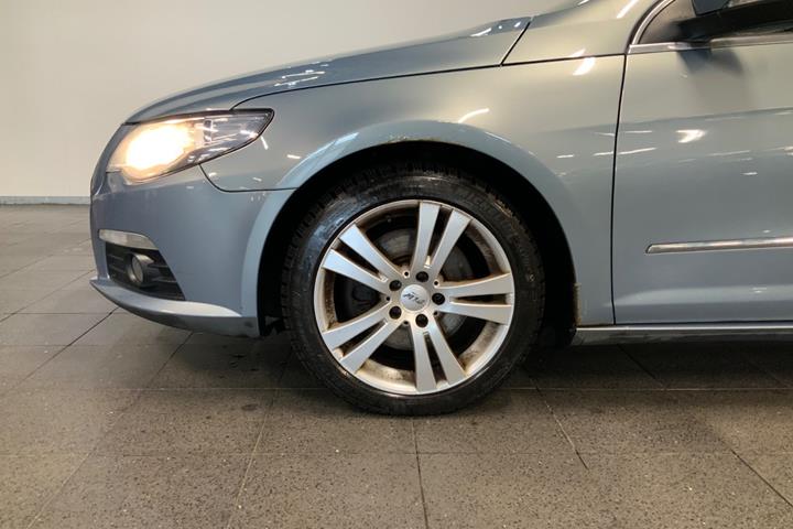 Blå VW Passat CC fra 2008 set udefra