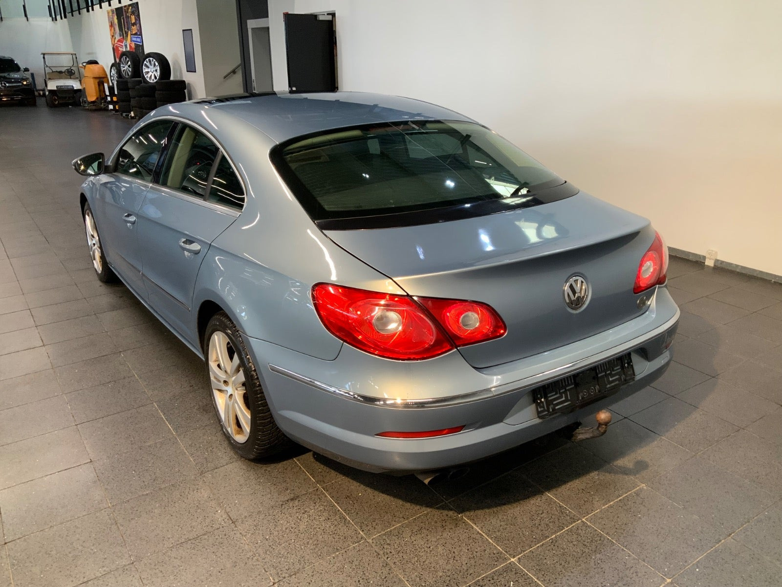 Blå VW Passat CC fra 2008 set udefra