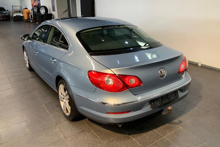 Blå VW Passat CC fra 2008 set udefra