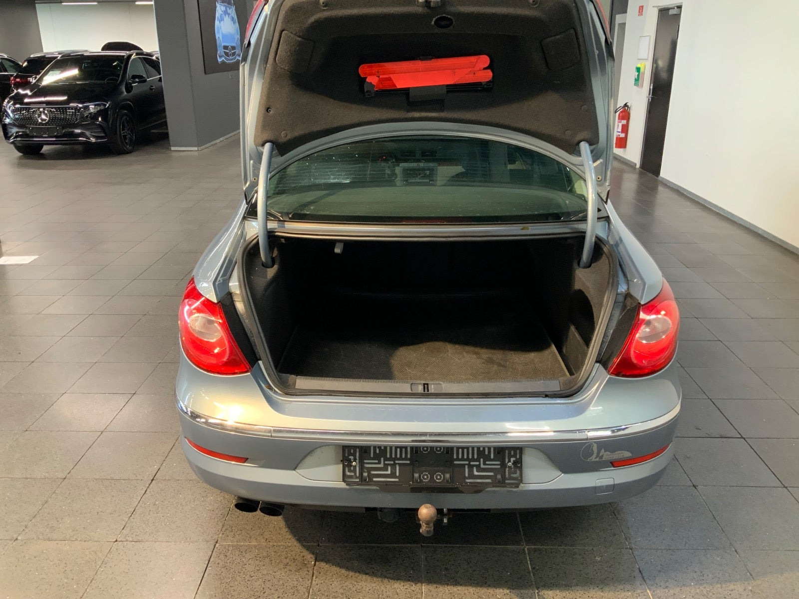 Blå VW Passat CC fra 2008 set udefra