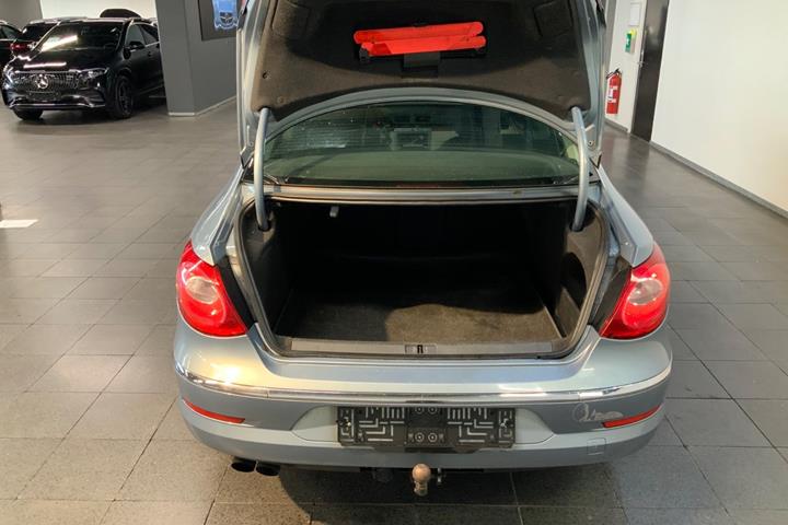 Blå VW Passat CC fra 2008 set udefra