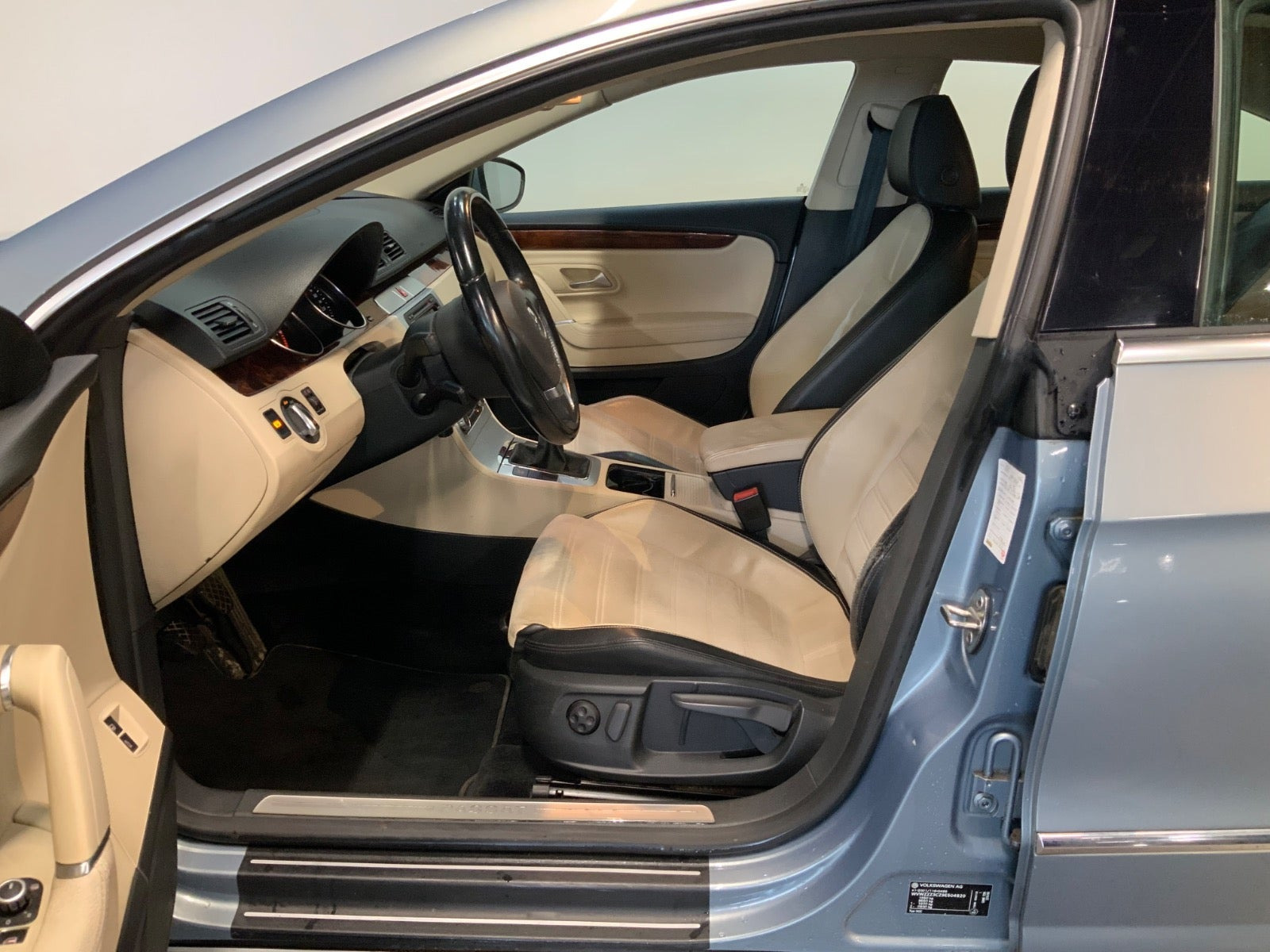 Blå VW Passat CC fra 2008 set indefra
