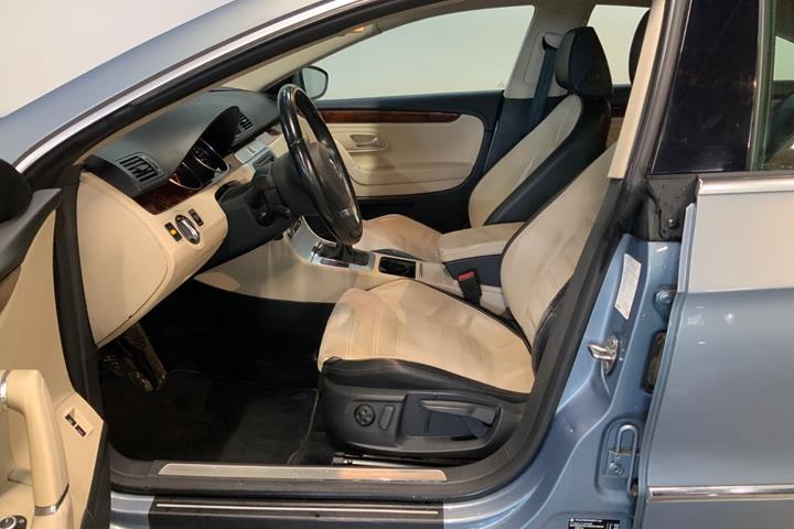Blå VW Passat CC fra 2008 set indefra