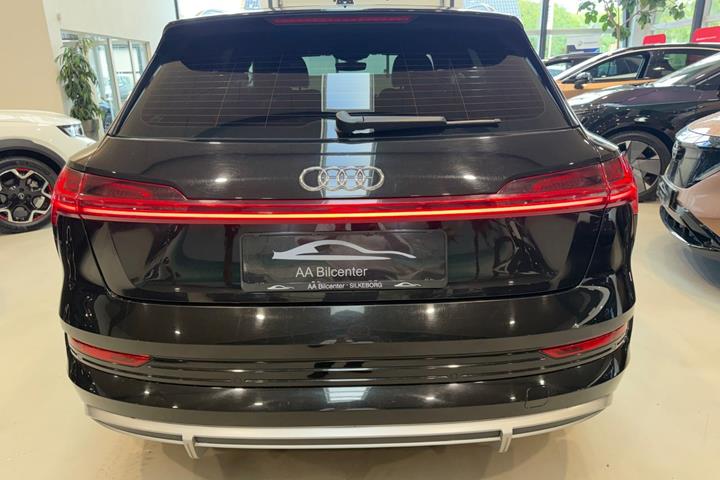 Sort Audi e-tron fra 2023