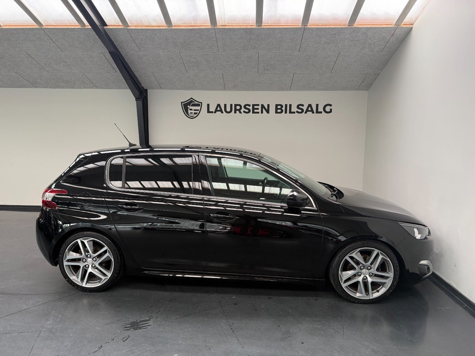 Sort Peugeot 308 fra 2015