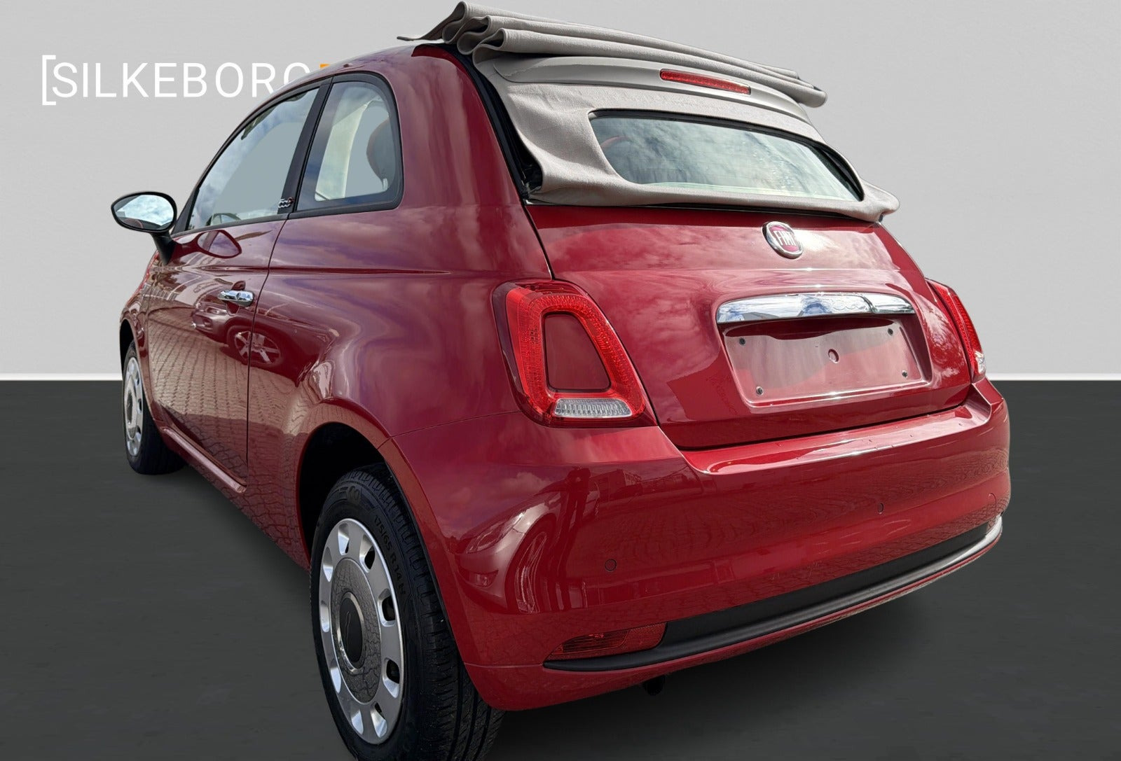 Rød Fiat 500C fra 2017
