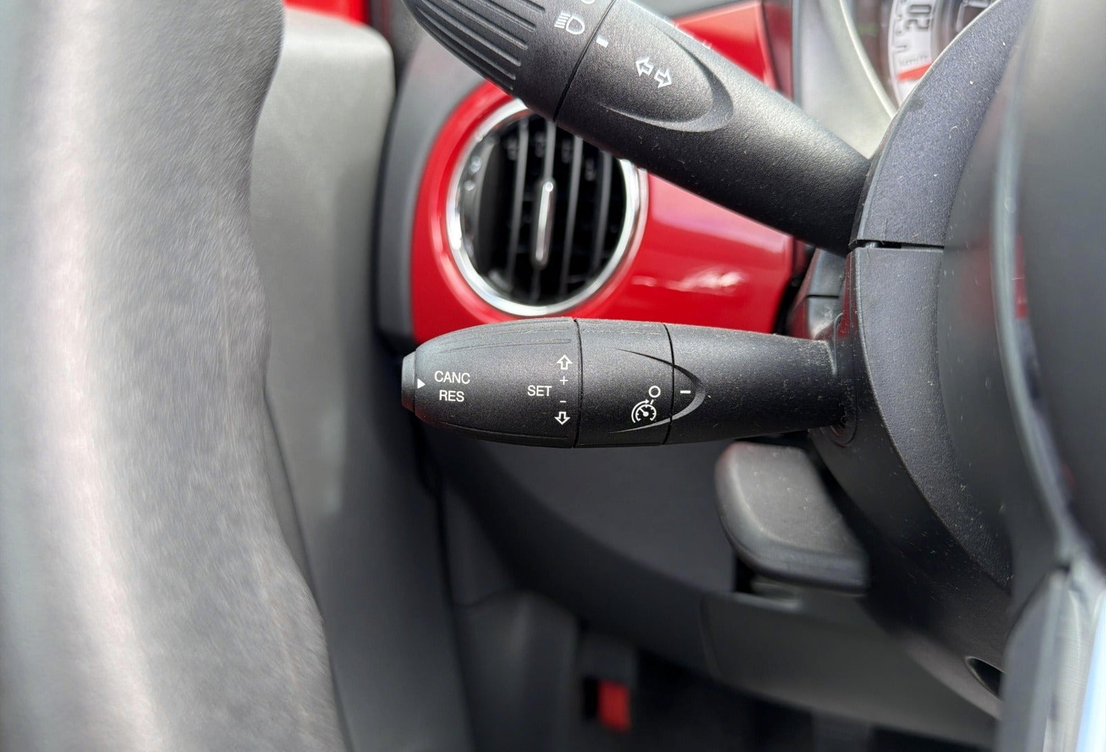 Rød Fiat 500C fra 2017