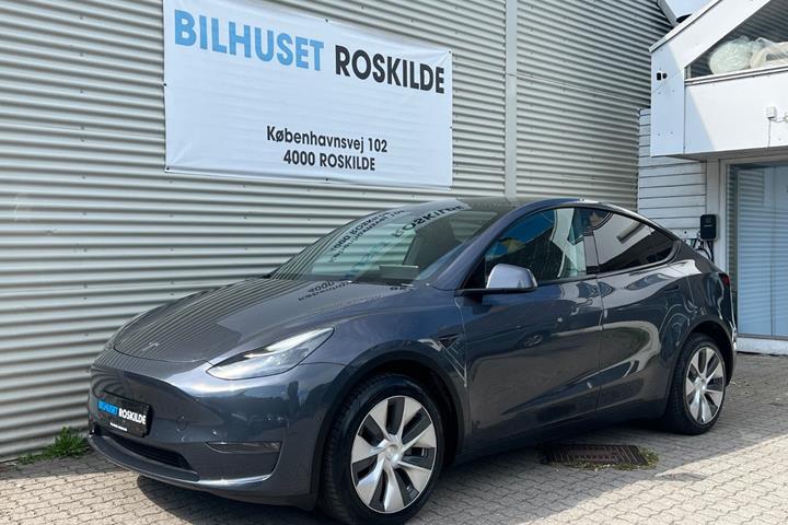 Grå Tesla Model Y fra 2022