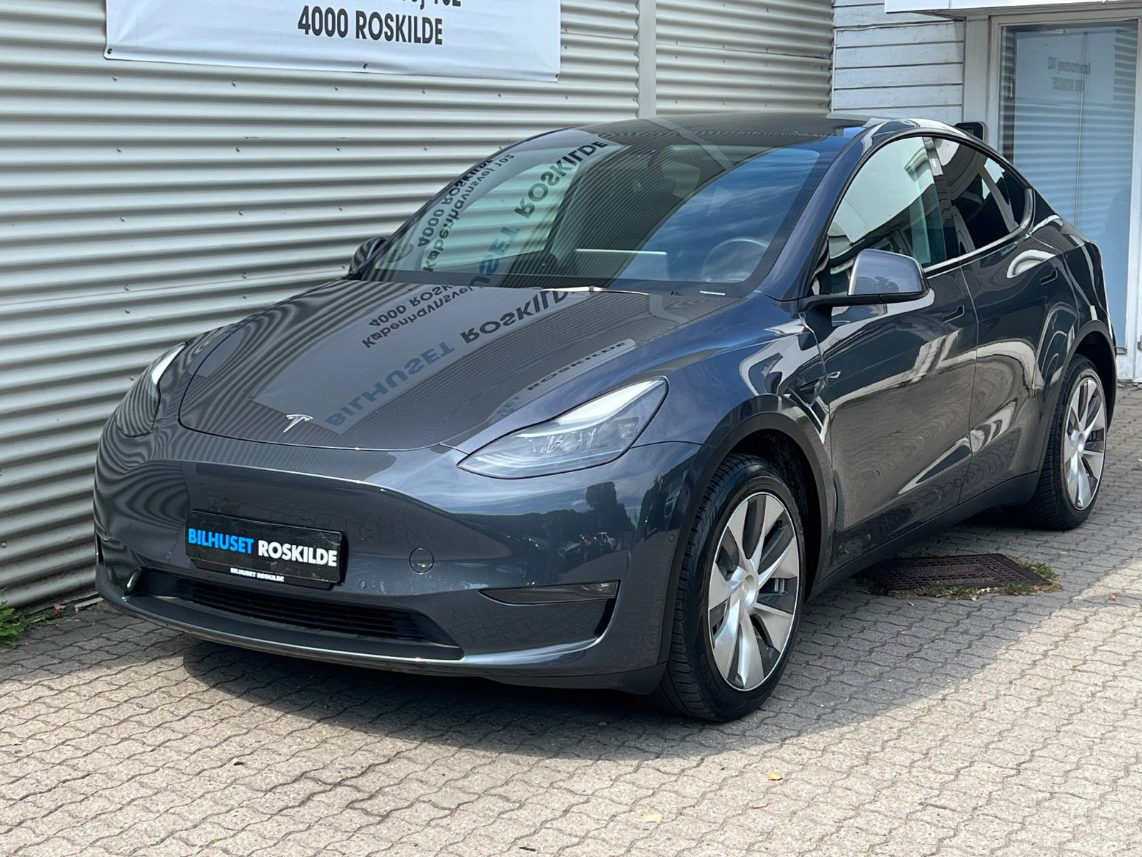 Grå Tesla Model Y fra 2022