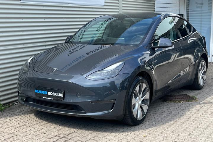 Grå Tesla Model Y fra 2022