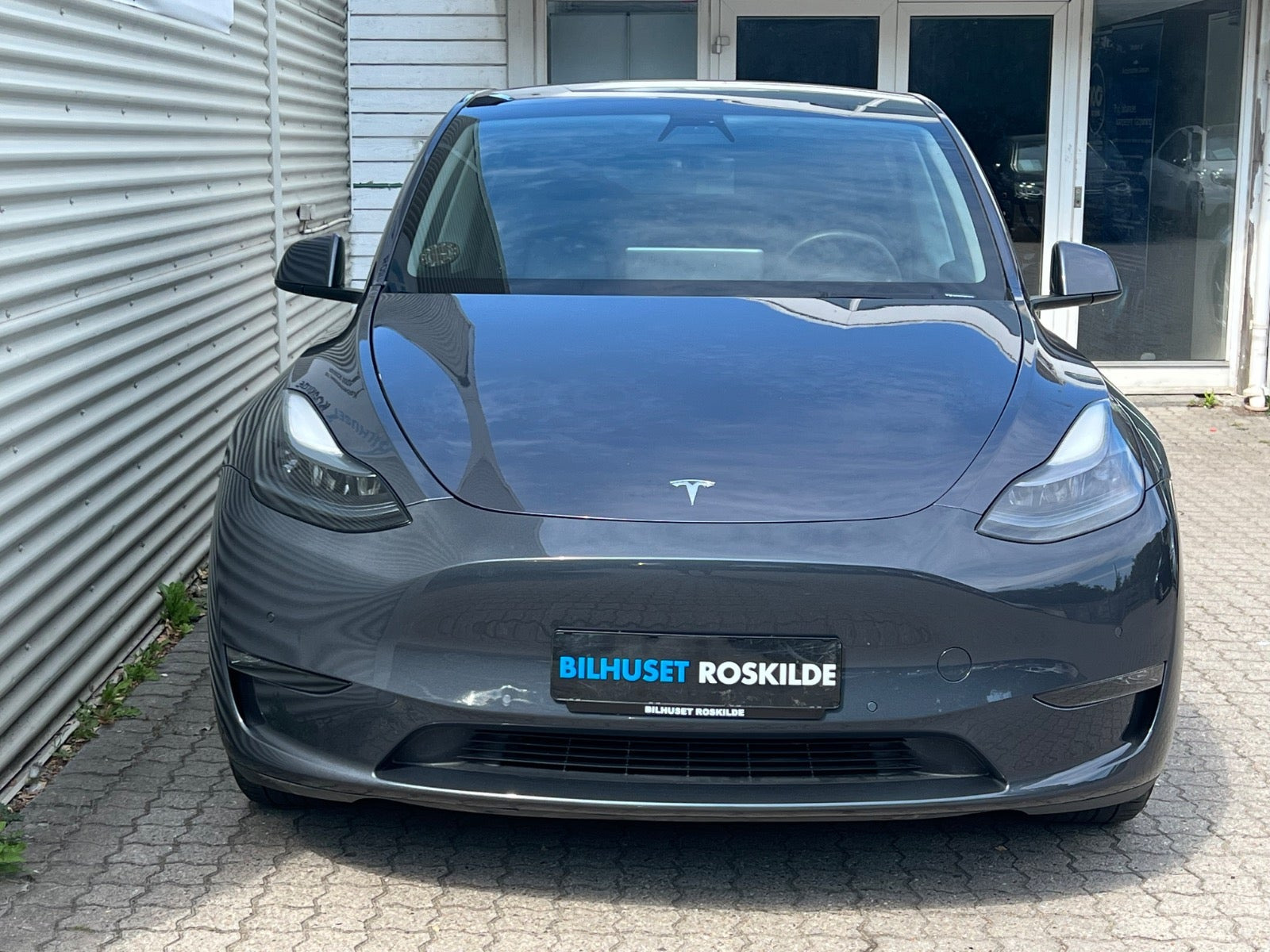 Grå Tesla Model Y fra 2022