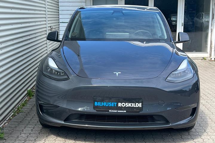 Grå Tesla Model Y fra 2022