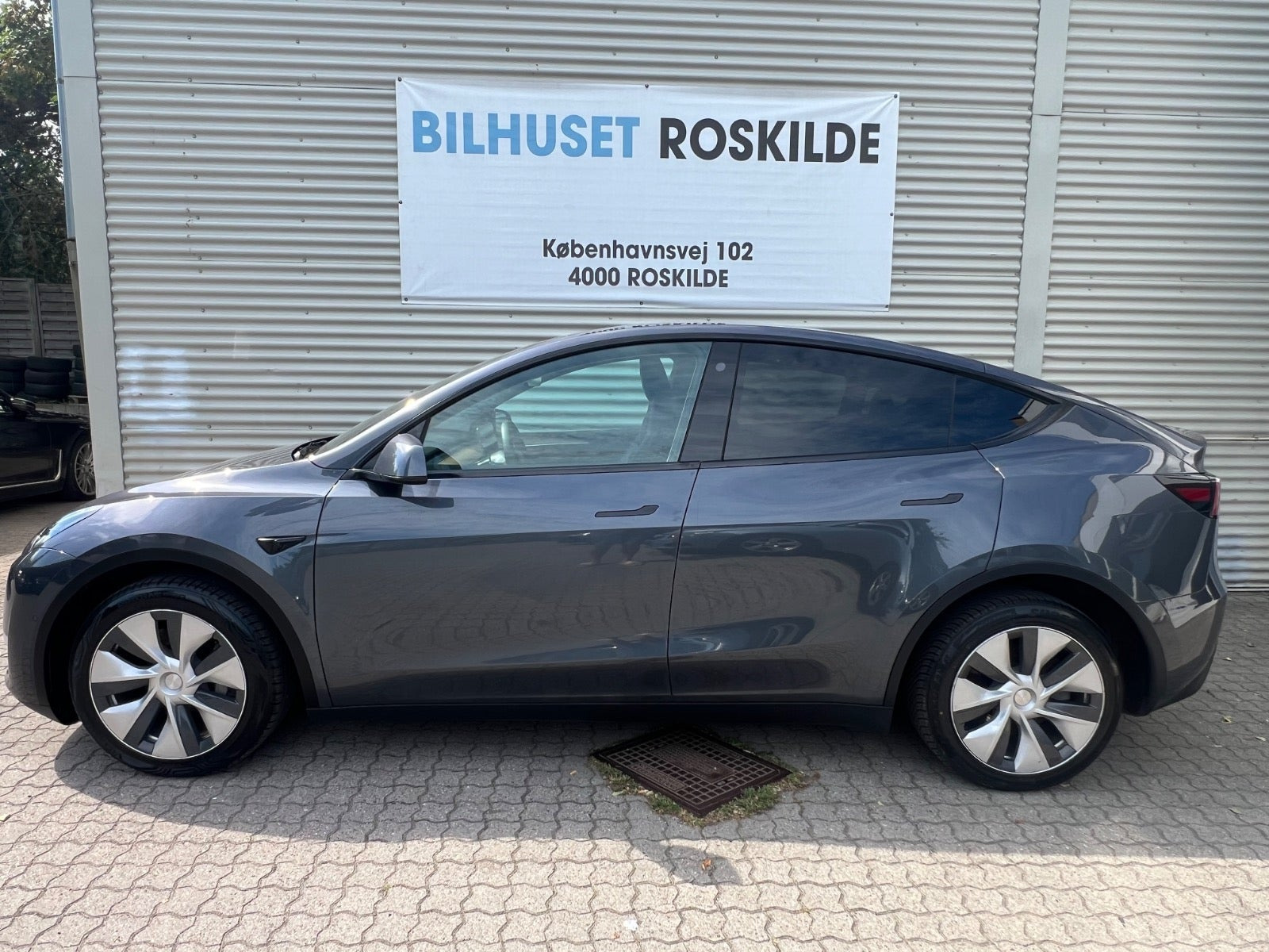 Grå Tesla Model Y fra 2022