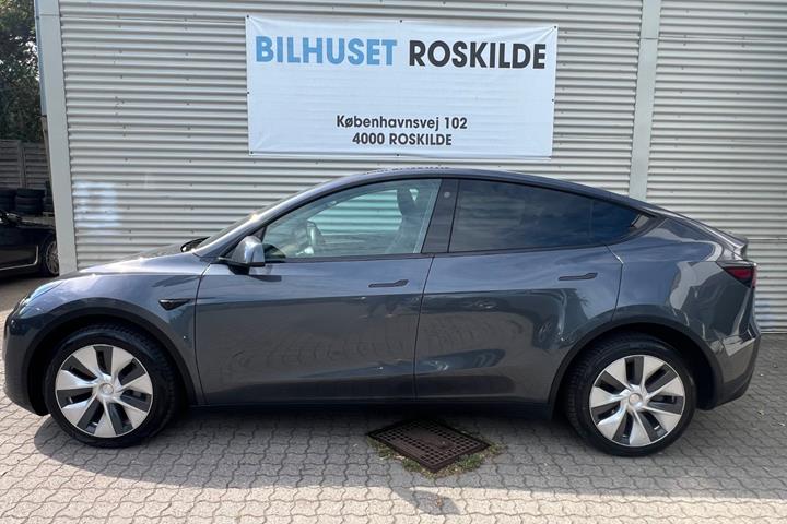 Grå Tesla Model Y fra 2022
