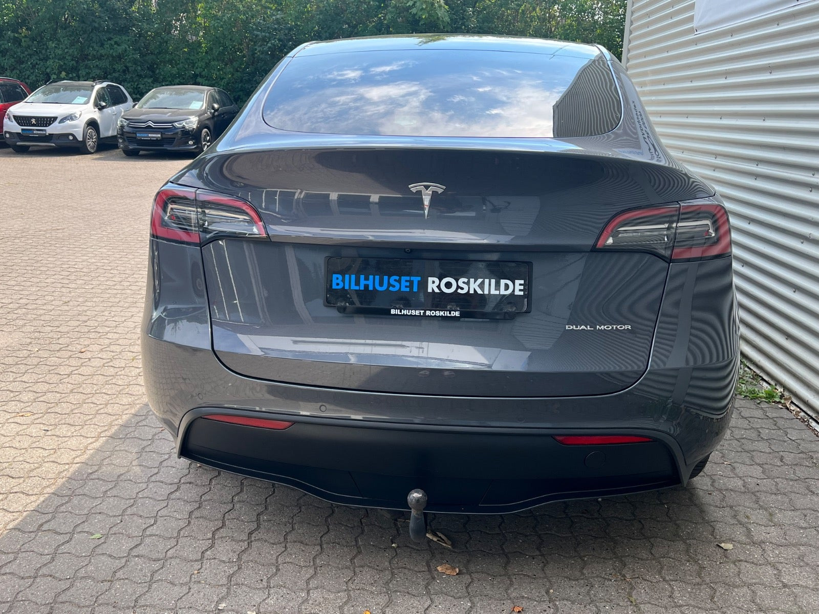 Grå Tesla Model Y fra 2022