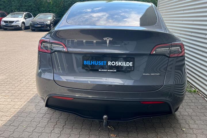 Grå Tesla Model Y fra 2022