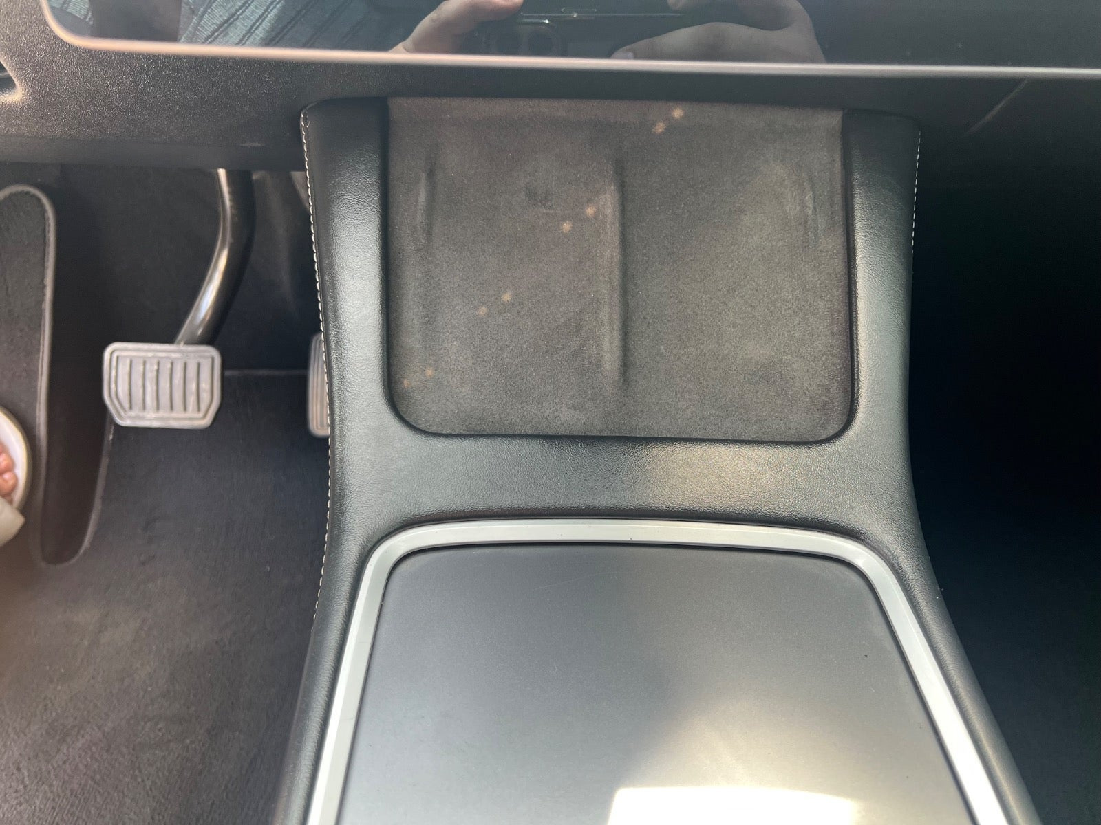 Grå Tesla Model Y fra 2022